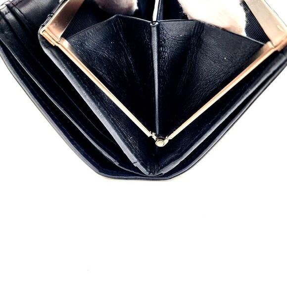 BURBERRY Black embossed patent leather kiss lock compact wallet - Picture 8 of 16